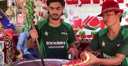 印度人快速吃瓜的视频,瓜果飞舞，速度与激情的美食盛宴